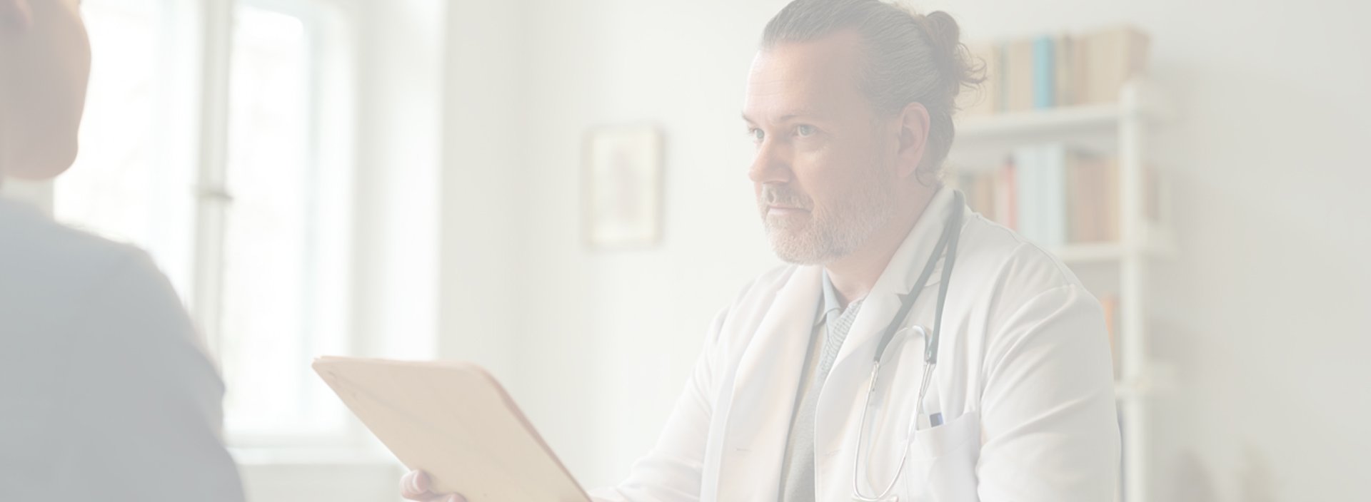 Женщина на консультации у нарколога